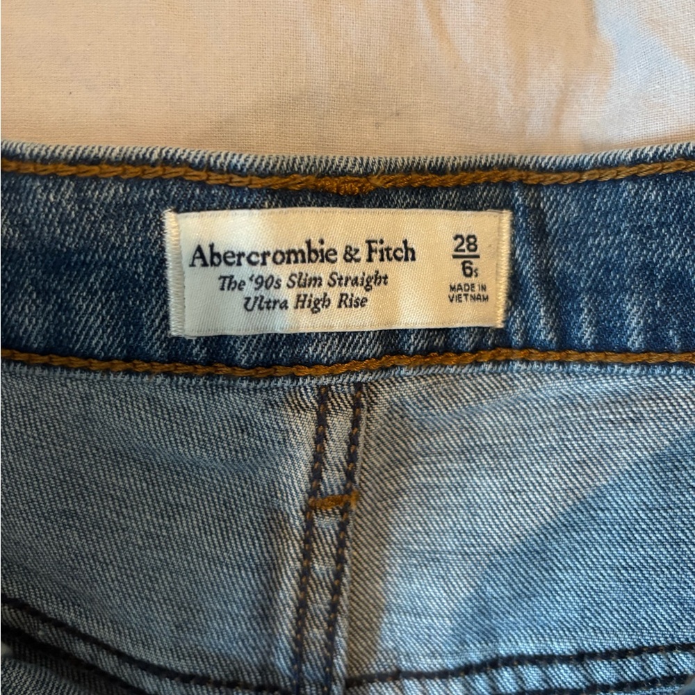 Abercrombie & Fitch 90s Straight Ultra High Rise Jeans, Size 6s - Picture 3 of 4